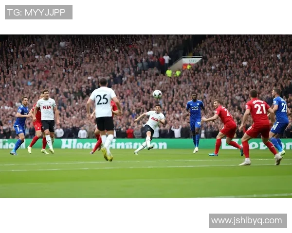 火爆足球球星名字引发热议揭秘他在绿茵场上的激情与传奇故事