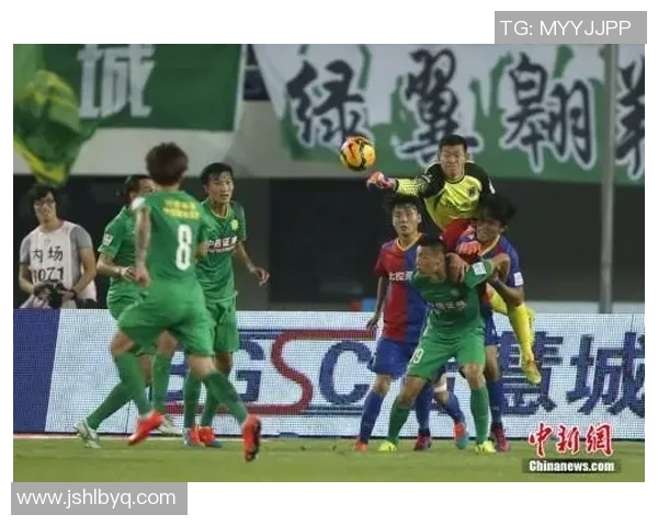 铁笼中的足球巨星与激情碰撞 展现逆境中的突破与荣耀